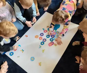 Czytanie na dywanie w Bibliotece Pedagogicznej 